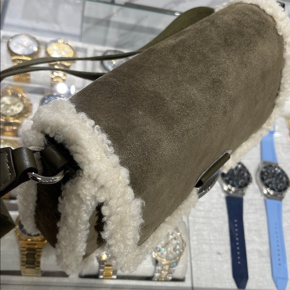 MICHAEL KORS Bradshaw Medium Suede and Faux Shearling Messenger Bag
Olive
NWT
L - Picture 4 of 16